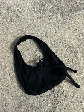 Digo Studio Baby Tie Cross Bag in Black